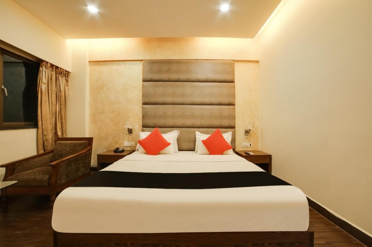 Capital O 61351 Waii International Hotel Bhalukpung Room photo