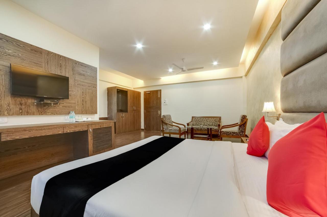Capital O 61351 Waii International Hotel Bhalukpung Exterior photo